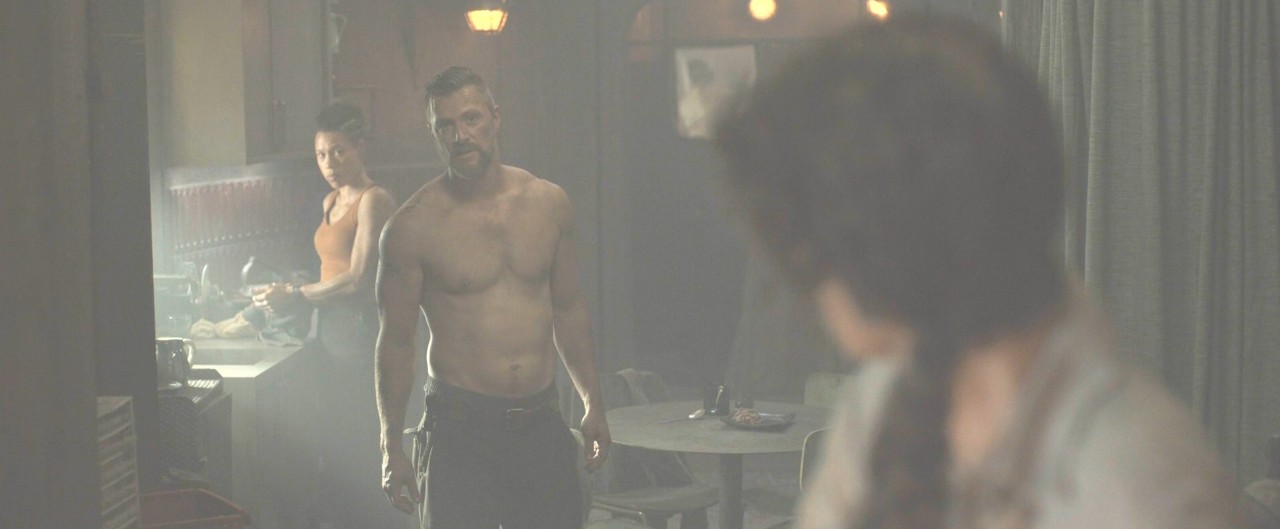 Is Knox a sex symbol in Silo ?